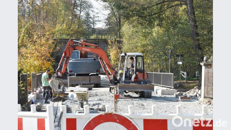 Noch immer sind die Bauarbeiten an der Hainbachbrücke am Fuße des Reuther Berges im vollen Gange. Doch ein Ende ist in Sicht, aktuell wird Schotter verlegt und bald asphaltiert. Bild: lue
