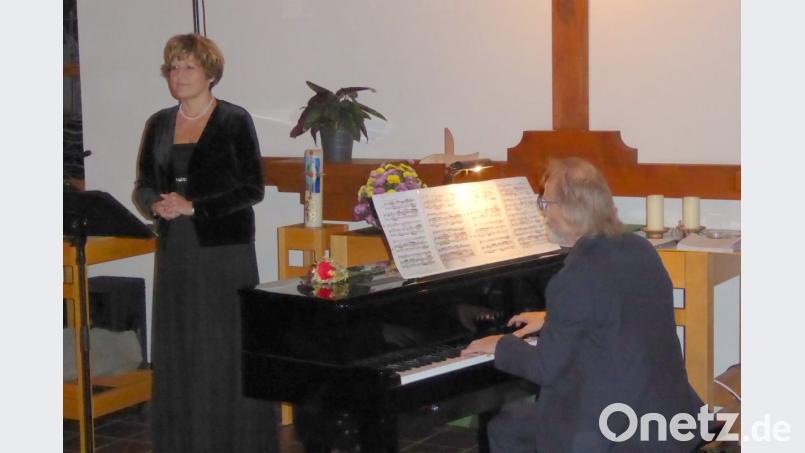 Musikstudio-Leiter Karl-Heinz Kuhl mit Sopranistin Uschi Steppert. Bild: fsb