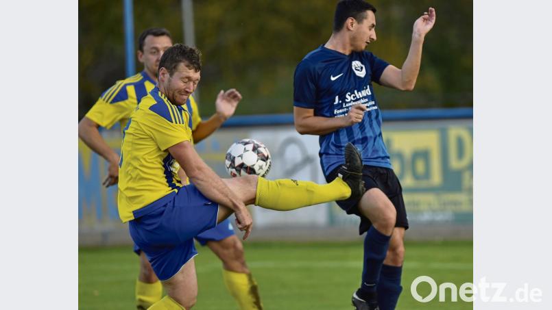 Augen zu und durch: Weiherhammers Uli Herrmann (links) und Matthias Rauch (TSV Pressath) duellieren sich im "Blindflug" um den Ball. Bild: A. Schwarzmeier