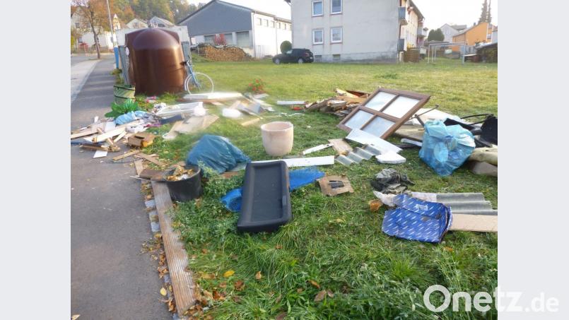 Bauschutt und Müll verunstalten die Straße. Anwohner in der Straße „Am Rückenbühl“ ärgern sich. Hier lagert jemand Bauschutt, Glas und andere Gegenstände, die nicht zum Sperrmüll gehören, ab. Bild: is
