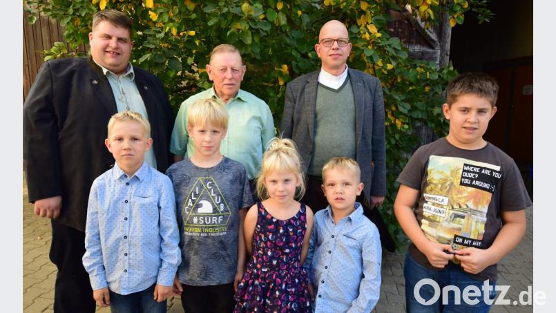 Neben den fünf Enkeln wünschen Bürgermeister Dieter Dehling und Pfarrer Thomas Schertel dem Jubilar Hans Weißlein alles Gute zum 80. Geburtstag. Bild: no