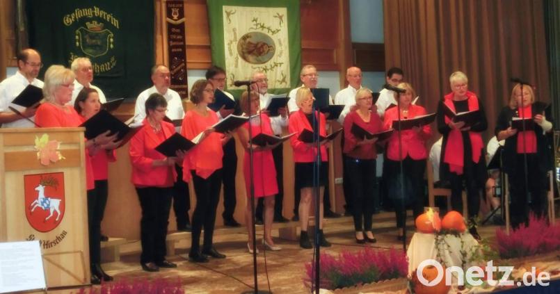 Eine überzeugende Leistung bot der Gemischte Chor beim Konzert, das die Sänger unter Leitung ihrer Dirigentin Jana Müller anlässlich des 20-jährigen Chorjubiläums im Josefshaus geben. Bei ihren Darbietungen werden sie von Roman Podokschik am Klavier begleitet. Bild: u