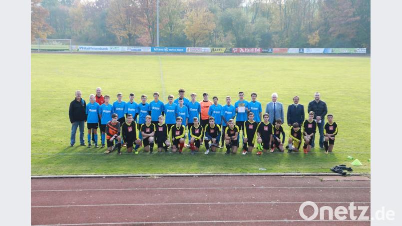 Die Siegermannschaften des Fußball-Kreisturniers im Sportzentrum Erbendorf. Mit auf dem Bild unter anderem Organisator Alexander Köstler (dritter von links) sowie Bürgermeister Hans Donko (zweite Reihe zweiter von rechts) und Rektor Peter Preisinger (zweite Reihe dritter von rechts). Bild: njn