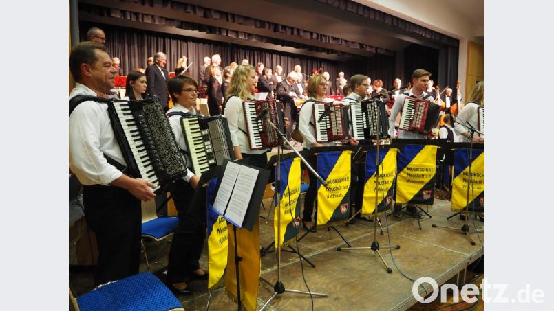 Gleich drei Orchester spielen in der Stadthalle auf und gratulieren so der Kreisstadt zum Jubiläum. Bild: krb