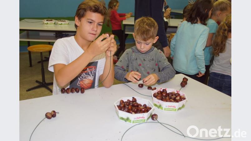 Beim Basteln eines Herzens waren auch die Buben konzentriert bei der Sache. Bild: mmj