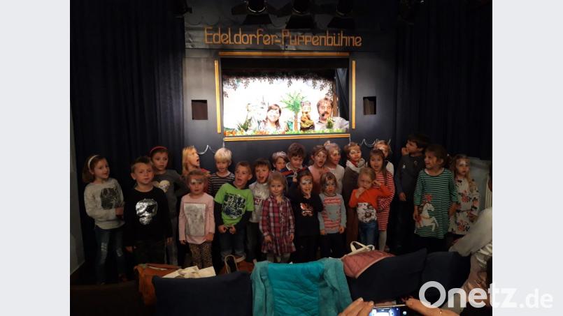 Die Kinder wollen nach der Vorstellung noch ein Erinnerungsfoto von der Edeldorfer Puppenbühne. Bild: pap