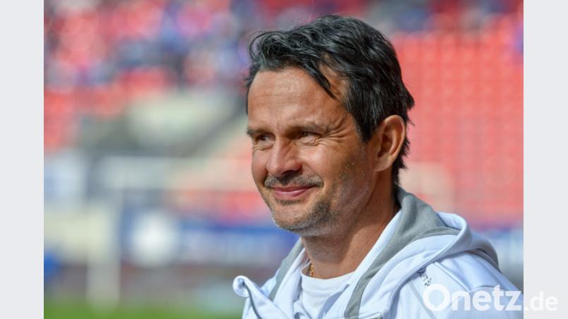 Zufrieden mit dem Auswärtspunkt: Darmstadts Trainer Dirk Schuster. Bild: dpa