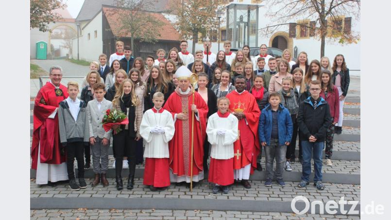 40 Buben und Mädchen spendete Weihbischof Reinhard Pappenberger der Sakrament der Firmung. Mit im Bild Stadtpfarrer Hannes Lorenz und Pfarrvikar Dr. John Oguche. Bild: bph
