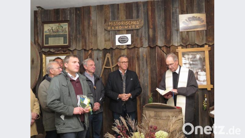 Die AK-Vorsitzenden Alexander Zintl und Herbert Konrad sowie Bürgermeister Franz Stahl lauschten aufmerksam den Worten von Pater Helmut Stadermann (von links), der den Segen für die Scheune und deren Bewohner spendete. Bild: ubb