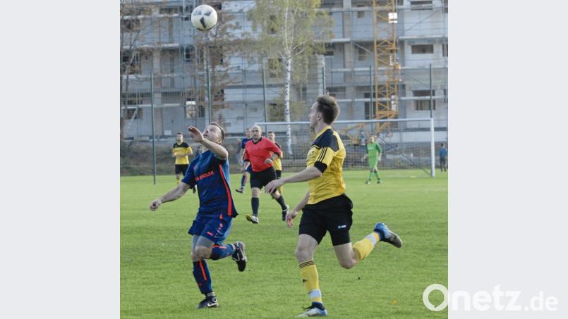 Wo ist die Kugel? Norbert Kraft (links) vom ASV Neustadt/WN und DJK-Kollege Philipp Gerlach versuchen den Ball unter Kontrolle zu bekommen. Nach 90 Minuten trennten sich beide Neustädter Teams überraschenderweise 2:2 Bild: gb