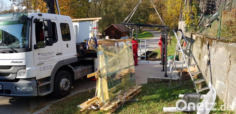 Das neue Bushäuschen aus Stahl und Glas wurde bereits an selber Stelle errichtet. Bild: dob