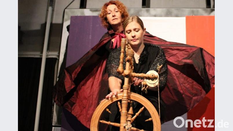 Mephisto (Barbara Wunsch) umgarnt Gretchen (Mona-Isabelle Aurand). Bild: sck