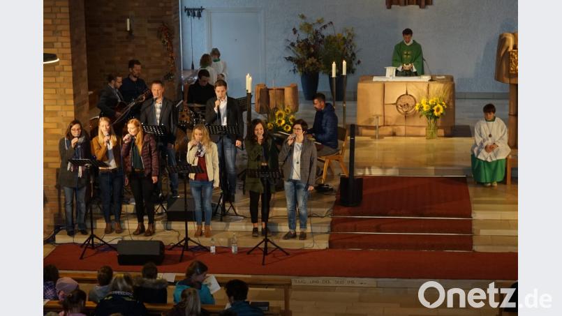 Zu Ihrem 30-jähriges Bandjubiläum kehrte die Band &quot;Charisma&quot; an den Ort ihres ersten Auftritts zurück und gestaltete den Abendgottesdienst in der Pfarrkirche in Dürnsricht. Bild: nib