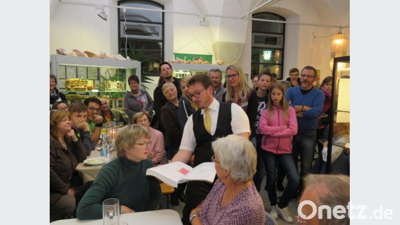 Verblüfft stellten die Zuschauer fest, dass die Spielkarte plötzlich im Zauberbuch steckte. Bild: ubb
