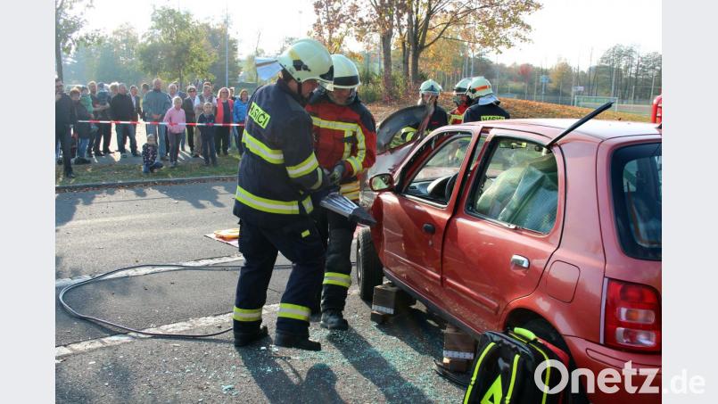 Feuerwehrleute aus Kemnath und Nepomuk legen gemeinsam Hand an, um eine „verunglückte Person“ aus einem Auto zu retten. Bild: stg
