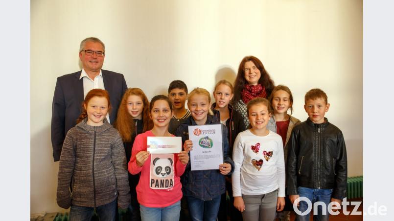 Büchereileiter Richard Tischler (hinten ,links) übergab der Klasse 4a der Landgraf-Ulrich-Schule eine Urkunde und einen Eis-Gutschein für ihren Erfolg bei "Lesen was geht". Klassleiterin Elisabeth Maier (hinten, rechts) freute sich mit ihren Schützlingen. Bild: sus