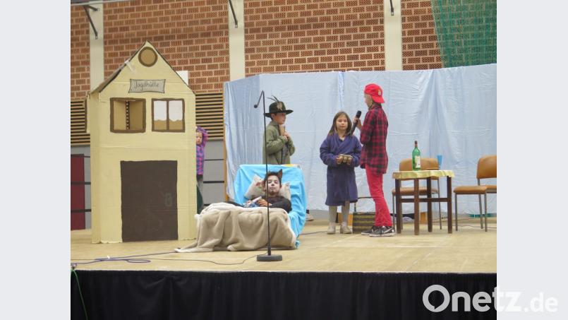 Die Schulspielgruppe zeigt das Märchen „Rotkäppchen und der Wolf“ in einer modernen Fassung. . Bild: jzk