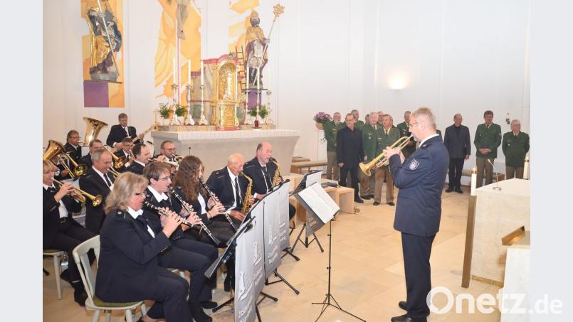 Die Zollkapelle Nürnberg unter Leitung von Armin Scharnagl (vorne, stehend) spielt beim gemeinsamen Gottesdienst der Blaulicht-Behörden in Waidhaus. Bild: fjo