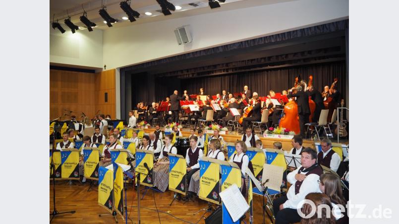 Gleich drei Orchester spielen in der Stadthalle auf und gratulieren so der Kreisstadt zum Jubiläum. Bild: krb