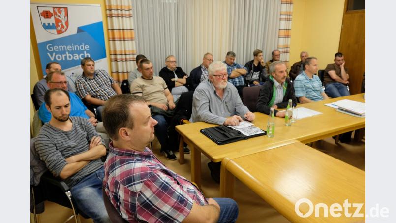 Überwiegend aktive Brandschützer verfolgten die Beratung des Gemeinderates zum Kauf eines neues Löschgruppenfahrzeuges vom Typ LF 20. Bild: do
