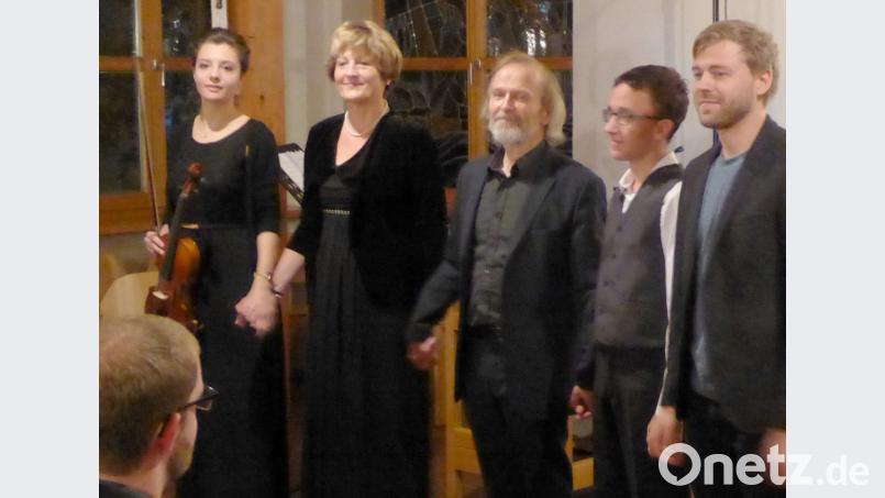 Die Solisten des Konzerts (von links) Johanna Baumann, Uschi Steppert, Karl-Heinz Kuhl, Florian Schieder, Sebastian Kuhl; vor Pfarrer Manuel Sauer. Bild: fsb