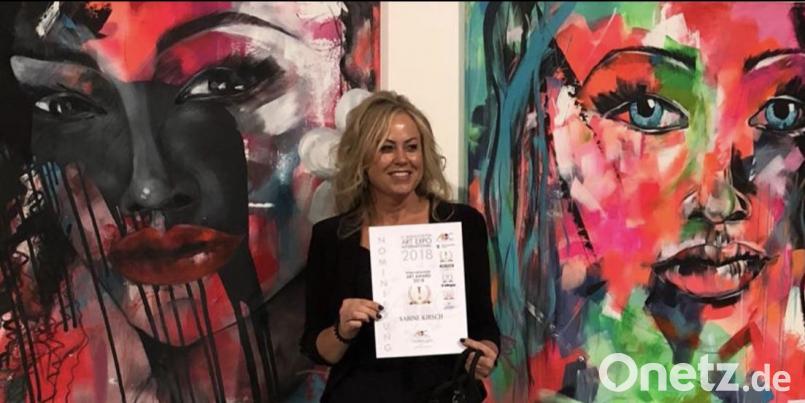 Sabine Kirsch gehört zu den 51 nominierten Künstlern, die ihre Kunstwerke bei der „Art Expo 2018“ in Ingolstadt präsentieren durften. Stolz zeigt die Grafenwöhrerin die ihr überreichte Urkunde für ihre beiden Gemälde „HokuLani“ (links) und „MaLi“ (rechts). Bild: myd