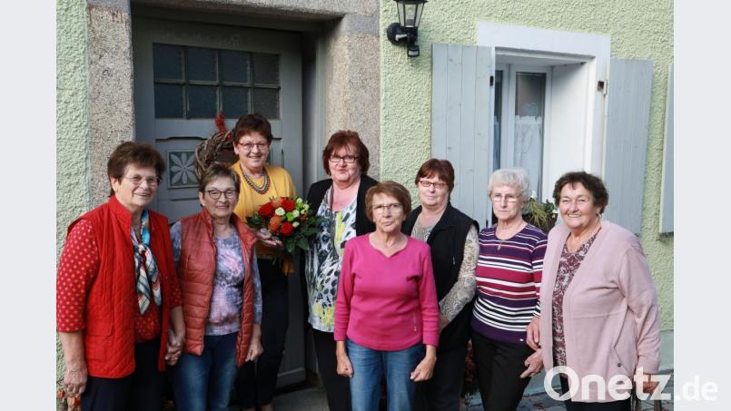 Die Damen der AsF-Ortsgruppe gratulierten mit Ortsvorsitzender Christine Trenner (fünfte von rechts) Bezirksrätin Brigitte Scharf (dritte von links) zur erfolgreichen Wahl. Bild: njn