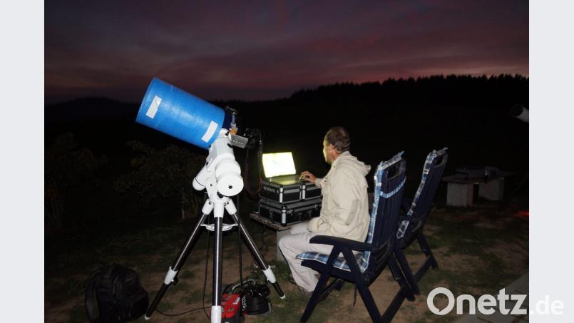 Bild: weu
Bild 3:
Jürgen Richthammer machte vor den Augen der Gäste exzellente Fotos vom Mond, die auch erworben werden konnten. Bild: weu