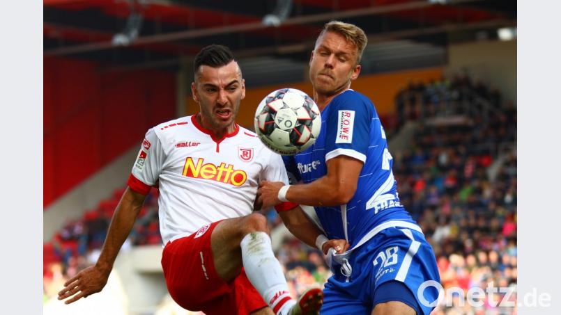 Sargis Adamyan tut sich heute schwer, hier gegen gegen Marcel Franke. Bild: Jahn Regensburg