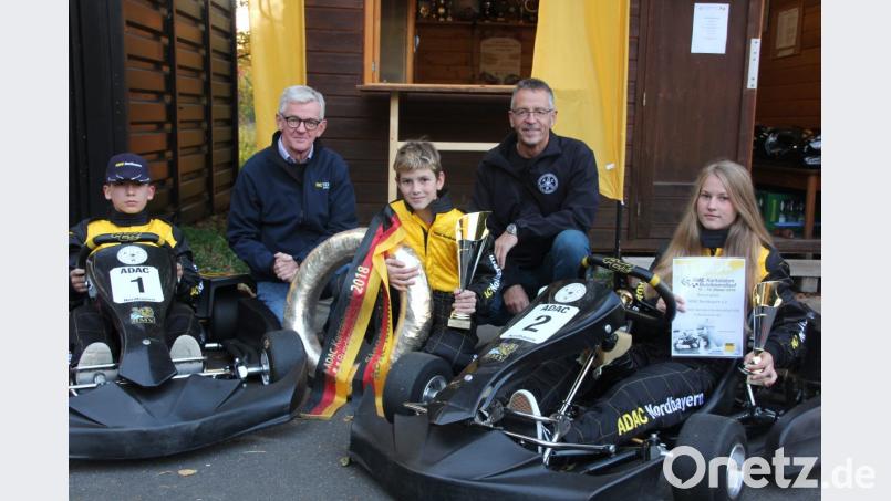 Nils Bauer (Mitte) siegt in seiner Altersklasse beim ADAC-Bundesendlauf am Nürburgring. Alina Fabian (rechts) wurde in ihrer Altersklasse 7., Simon Brodt 15. Über diese Erfolge freuen sich auch Jugendleiter Hubert Ernstberger (rechts) und ACW-Vorsitzender Ludwig Heining. Bild: kro