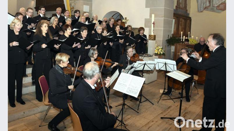 Lang anhaltenden Applaus gibt es für das Chor- und Orgelkonzert der Amberger Chorgemeinschaft in der Kirche Hl. Dreifaltigkeit. Bild: Petra Hartl