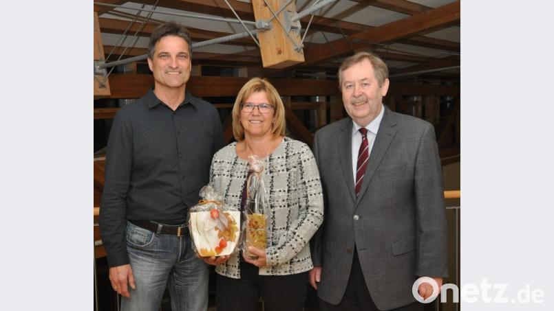 Renate Hilburger lassen Realschuldirektor Andreas Meier (rechts) und Elternbeiratsvorsitzender Otto Janner (links) nur ungern ziehen. Sie war eine feste Stütze im Gremium. Nach sechs Jahren ist es für sie Zeit zu gehen. Bild: dob