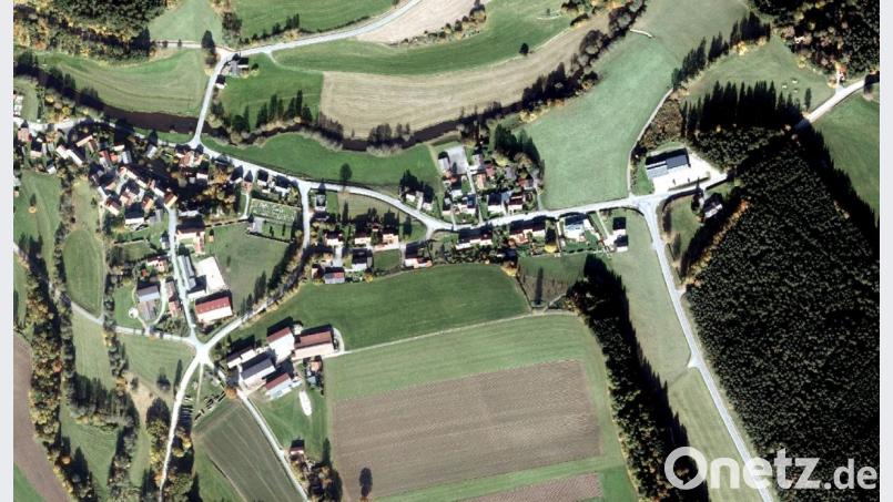 Im Jahr 2020 soll die Ortsdurchfahrt ausgebaut und der neue Brückenbau im Ortsteil Böhmischbruck erfolgen. Schon jetzt erhitzt sich das Gemüt von Marion Jäschke, die dann "ein Jahr lang mit der Kirche ums Dorf nach Vohenstrauß fahren muss". Bild: dob