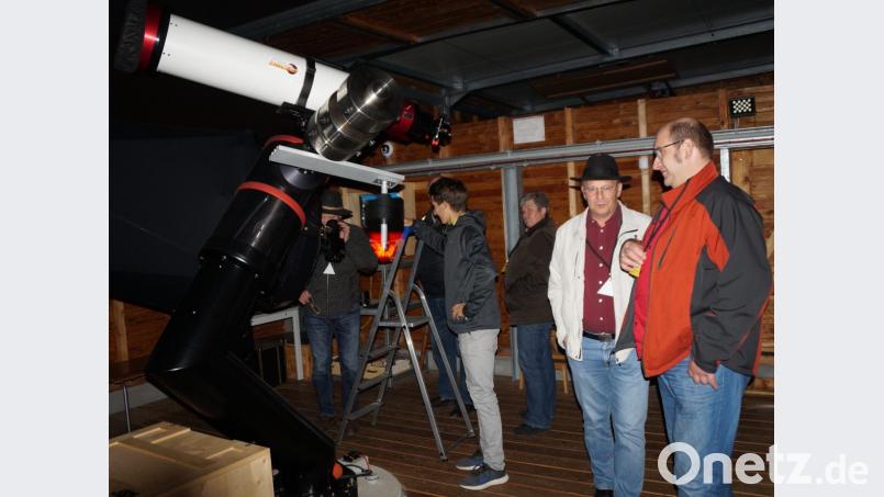 Der junge, sehr engagierte Astronomiefan Max Pretzl demonstrierte den Gästen beim internationalen Tag der Mondbeobachtung das große Teleskop. Bild: weu