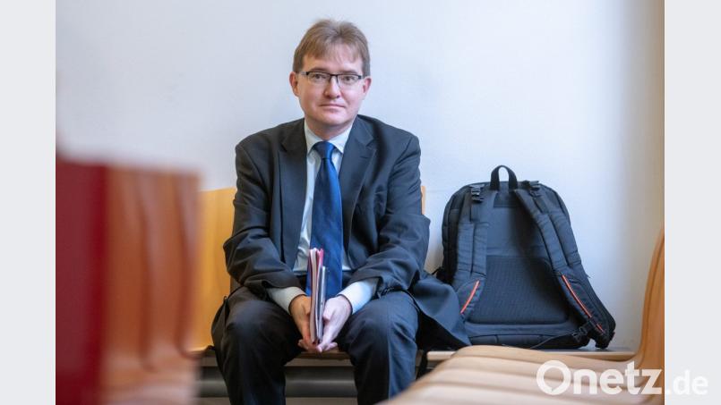 Thomas Goger, SPD-Landesschatzmeister, sitzt vor dem Verhandlungssaal des Landgerichts Regensburg. Bild: Armin Weigel/dpa