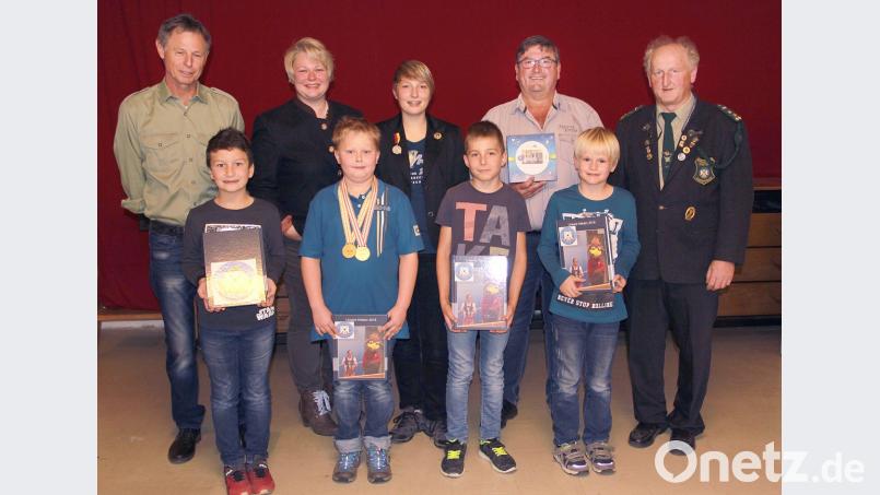 Jugendleiter Alfred Schießlbauer, Gaujugendleiterin Martina Herrmann (hinten von links), Schützenmeister Johann Schneeberger und sein Stellvertreter Johann Fuchs (hinten von rechts) freuten sich über die Erfolge des Schützennachwuchses bei der Deutschen Meisterschaft: In München-Hochbrück legten Miriam Herrmann (hinten Mitte) sowie (von links) Tobias Dietl, Michael Herrmann, Josef Berger und Wolfgang Uschold an. Bild: boj
