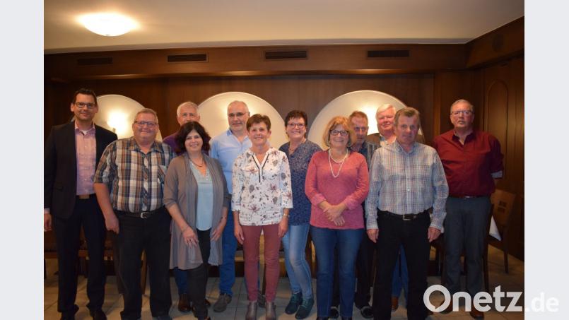 Sieben Mitarbeiter halten seit 40 Jahren und fünf Mitarbeiter seit 45 Jahren der Firma Gerresheimer Regensburg GmbH die Treue. Personalleiter Axel Süß (links) dankte den Jubilaren mit einer Urkunde verbunden mit einer Gratifikation. Bild: bnr