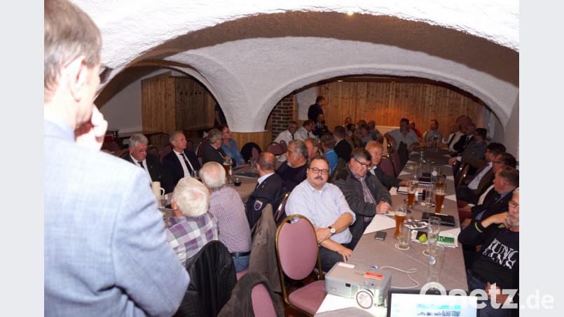 Der Vizepräsident des Bayerischen Landtags, Peter Meyer (Mitte mit weißem Hemd) gehört zu den Besuchern. Bild: bkr