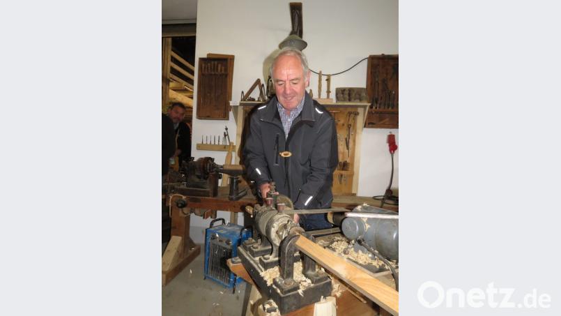 Herbert Konrad zeigte nach dem offiziellen Teil unter anderem, wie früher ein Rundholz bearbeitet wurde. Bild: ubb