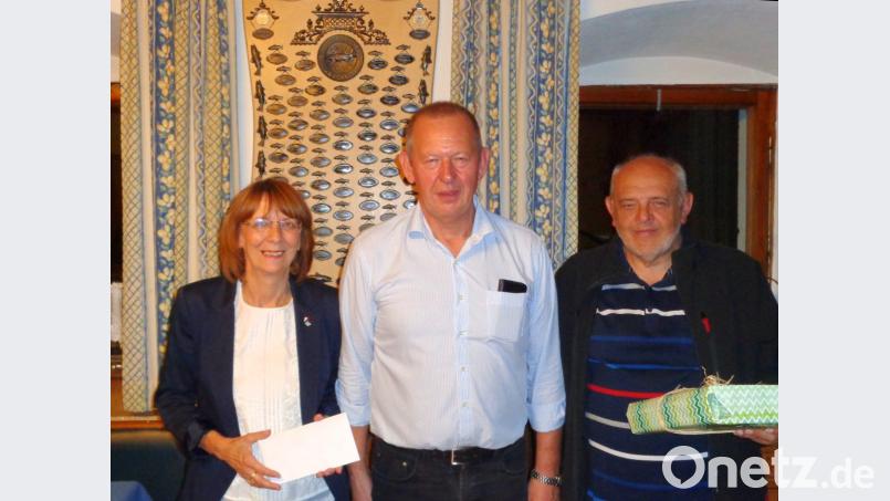 Bürgermeisterin Margit Kirzinger (links) und Karl Roth (rechts), Vorsitzender des Fischereivereins Eslarn, gratulieren den Grenzbachfischern vor der großen Tafel mit allen Fischerkönigen. Vorsitzender Wolfgang Müllner (Mitte) hatte die Festansprache gehalten. Bild: fjo