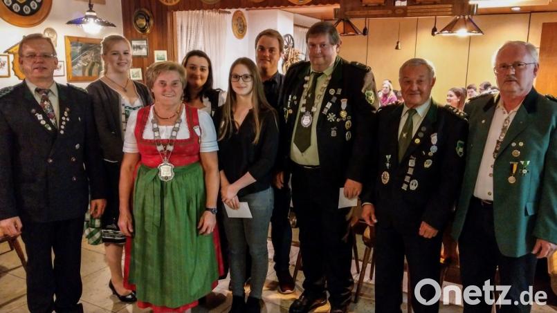Die neuen Hoheiten des Schützengaues Nabburg: Siegbert Wilhelm wurde neuer König, Herta Zeiler ist nun Gauliesl, Fabian Zenger Jugendkönig. Dazu gratulierten Sportleiter Klaus Ketzler (links) sowie Gauschützenmeister Johann Dirrigl (rechts). Bild: slh