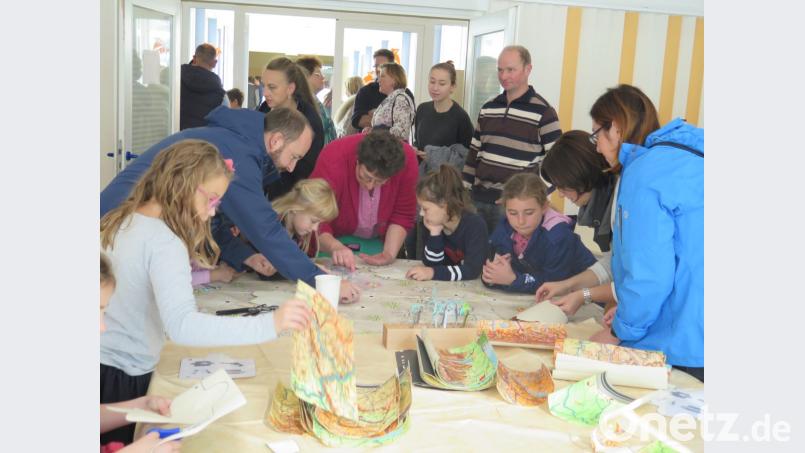 „Aus alt mach neu“ ist das Motto beim Upcycling von alten Landkarten. Aus ihnen basteln Eltern und Schüler unter anderem Windräder. Bild: jzk