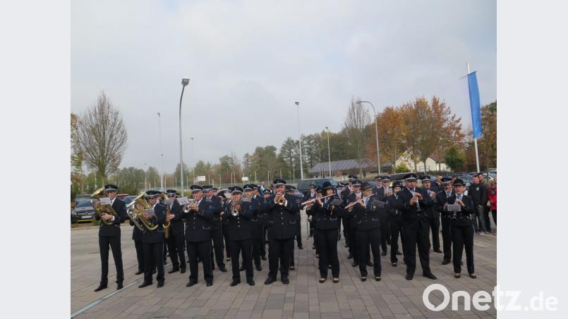 Das Pilhani Orkestre SVEA Zagorje beim Standkonzert vor dem Foyer. Bild: jzk