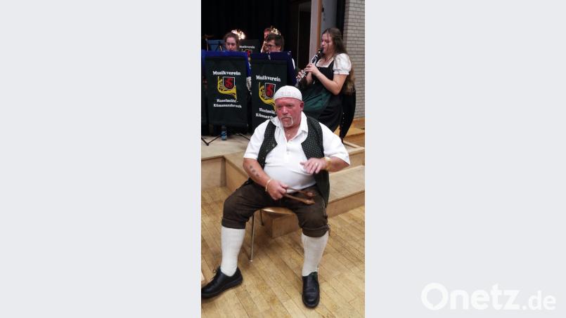 Einzeln rechts neben dem Dirigenten Marcus Hoffmann Herbert Schmidt mit hölzernen Kochlöffeln bei der Musikanten-Polka Bild: e