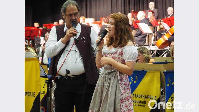 Gleich drei Orchester spielen in der Stadthalle auf und gratulieren so der Kreisstadt zum Jubiläum. Bild: krb