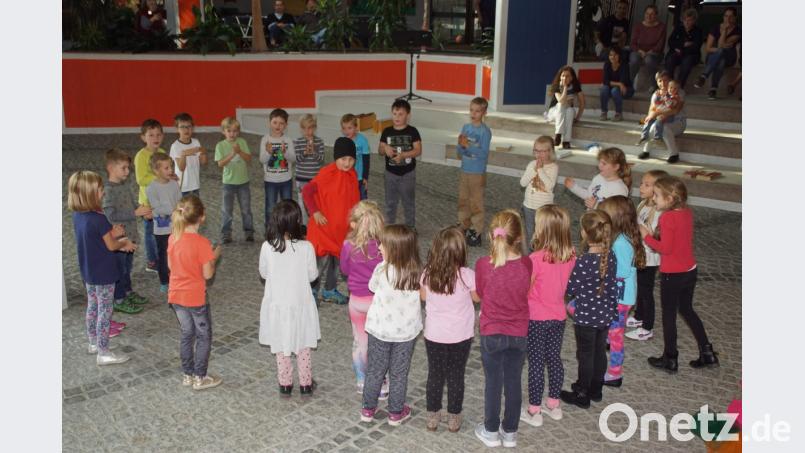 &quot;Ein Männlein steht im Walde&quot; - bei diesem Singspiel hatten die Erstklässler ihren Auftritt. Bild: mmj