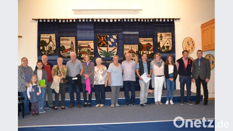 Bürgermeister Hermann Ach (rechts) dankte den Urlaubern für den jeweils 30., 25. und 10. Aufenthalt. Bild: gi