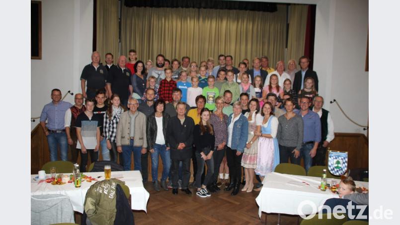 Diese Teilnehmer haben bei der KSK Oberviechtach das Deutsche Sportabzeichen erfolgreich abgelegt. Ältester Teilnehmer war Erhard Wagner (erste Reihe, Zehnter von links) mit 79 Jahren. Bild: frd