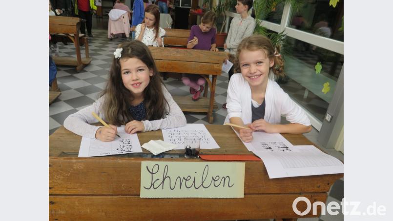 Sehr gewöhnungsbedürftig ist das Schreiben in der Kalligraphie – Werkstatt. Bild: jzk