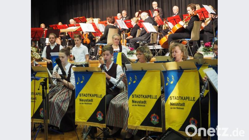 Gleich drei Orchester spielen in der Stadthalle auf und gratulieren so der Kreisstadt zum Jubiläum. Bild: krb